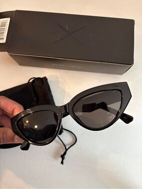 Black Cat-Eye Women's Sunglasses - Classic Fashion Accessory